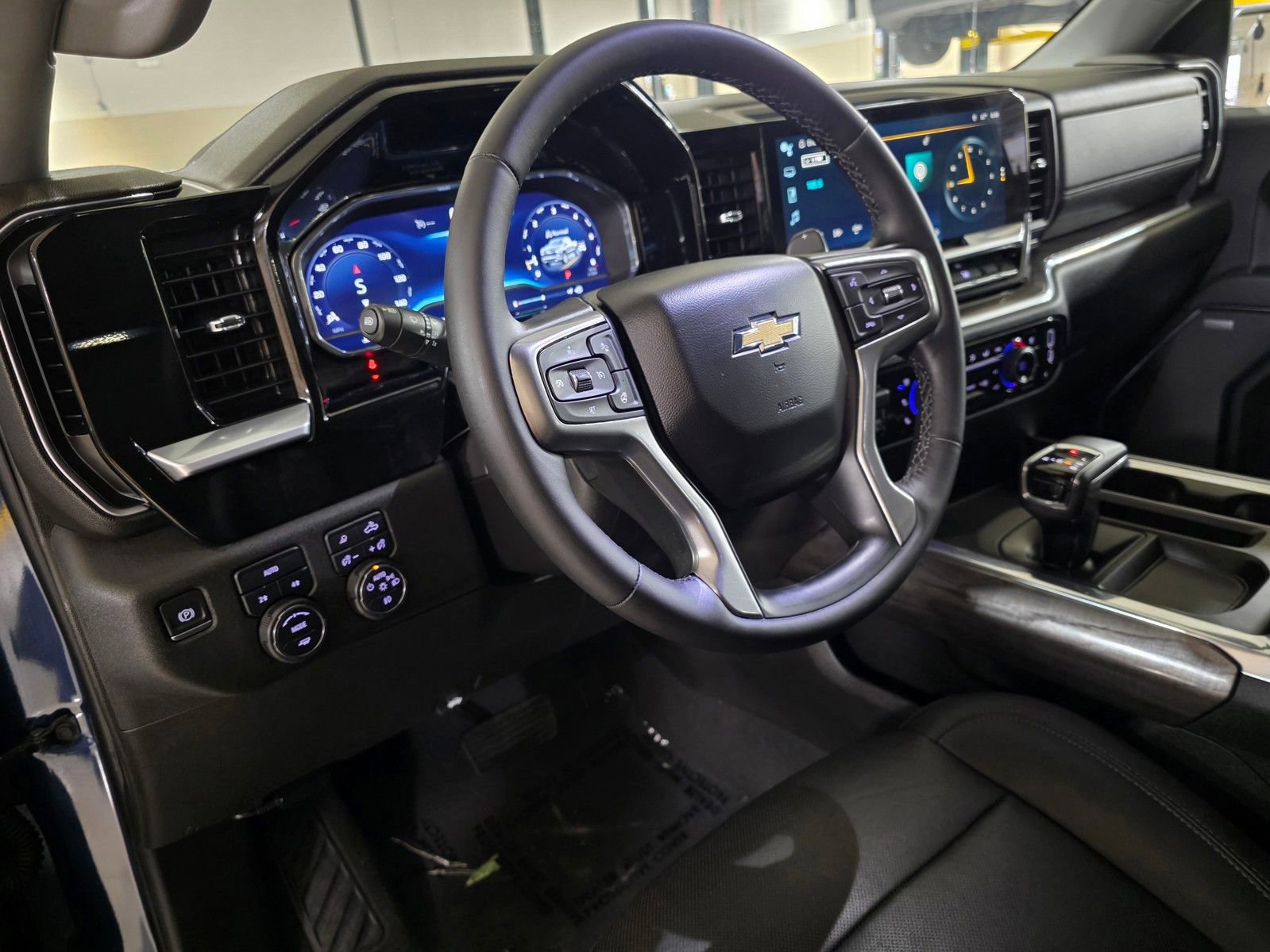 Used 2022 Chevrolet Silverado 1500 LTZ w/ LTZ Convenience Package II AWD/4WD image 28