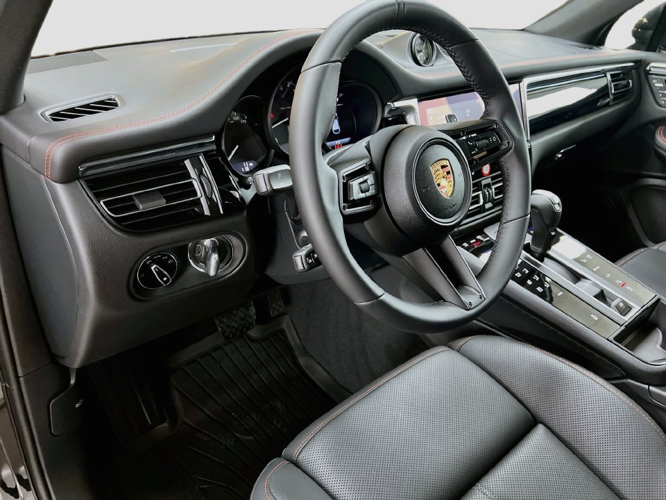New 2026 Porsche Macan AWD/4WD image 4