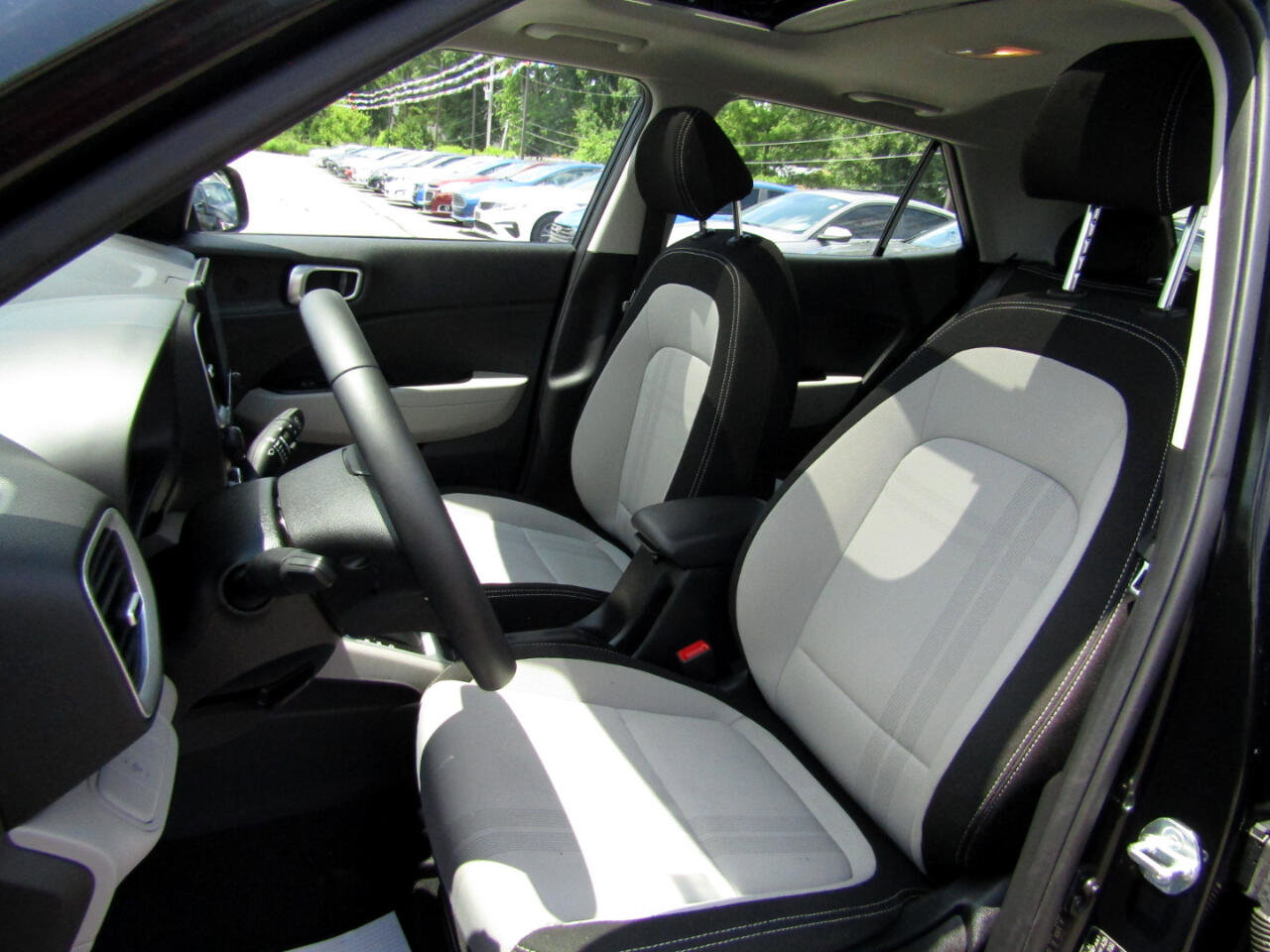 Used 2024 Hyundai Venue SEL image 18