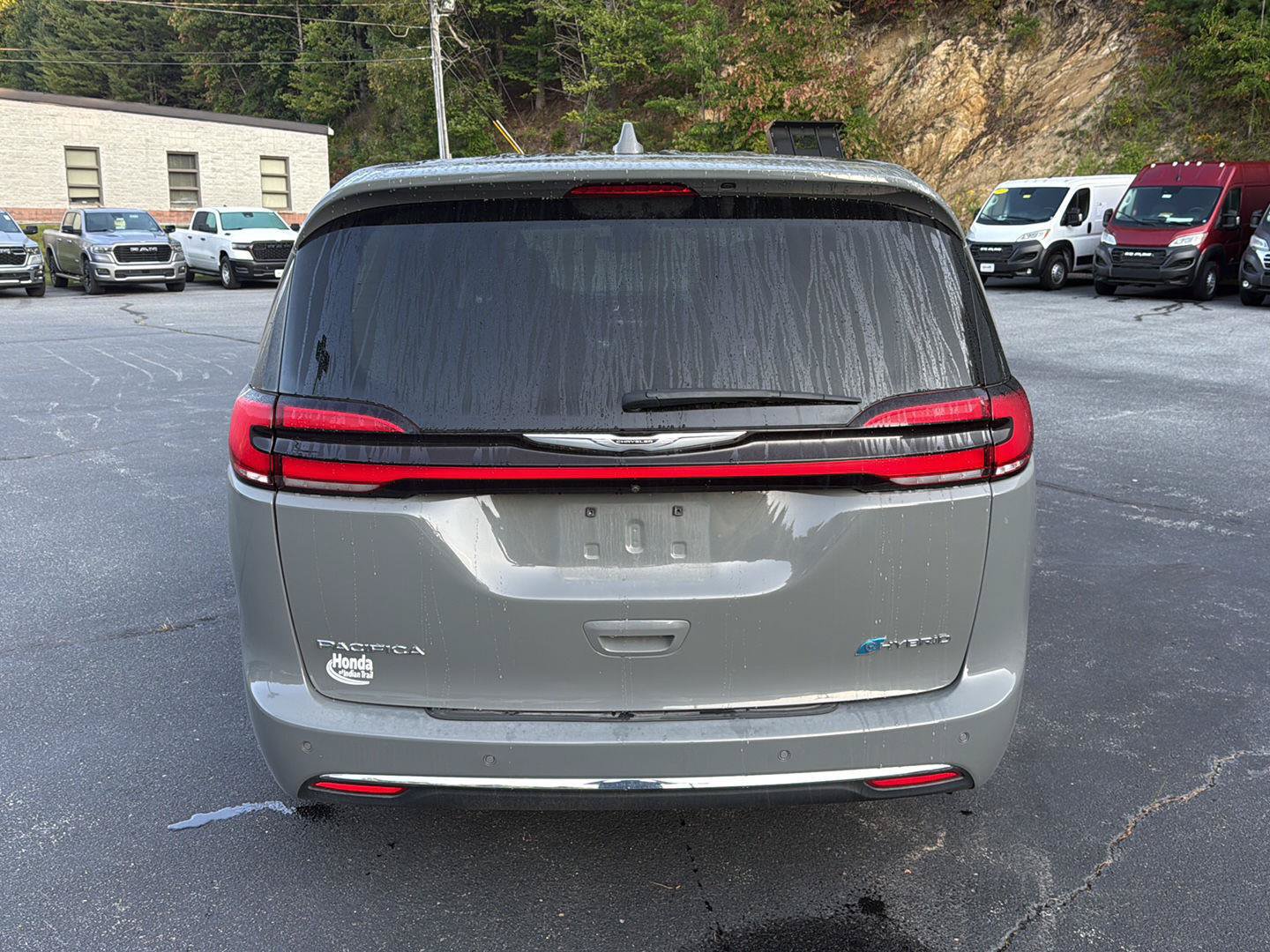 Used 2022 Chrysler Pacifica Touring-L w/ Uconnect Theater Family Group FWD image 6