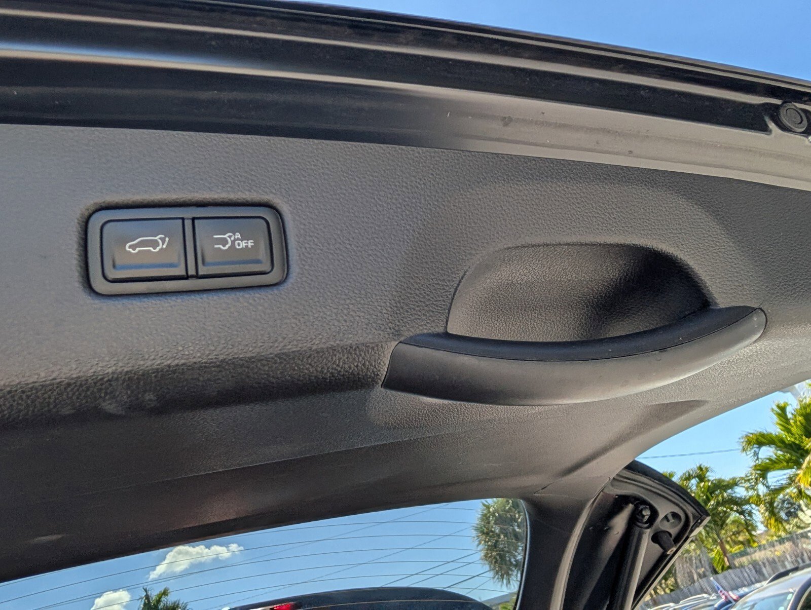 Used 2024 Kia Carnival EX image 17