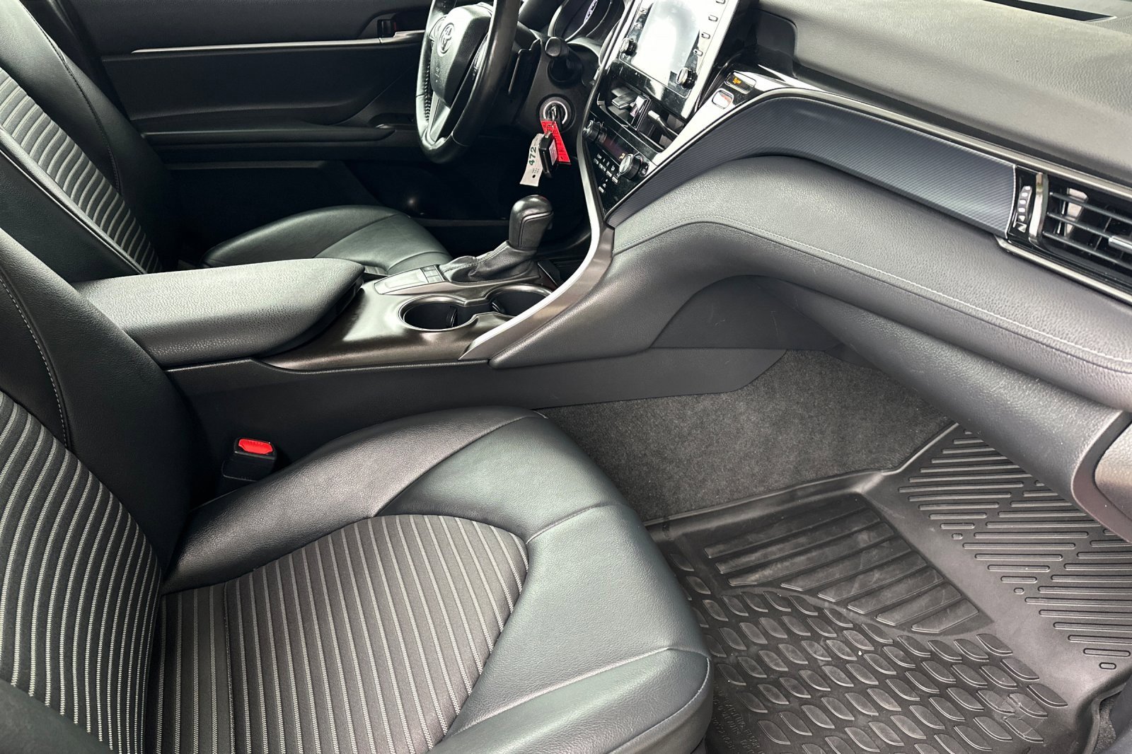 Used 2022 Toyota Camry SE image 17