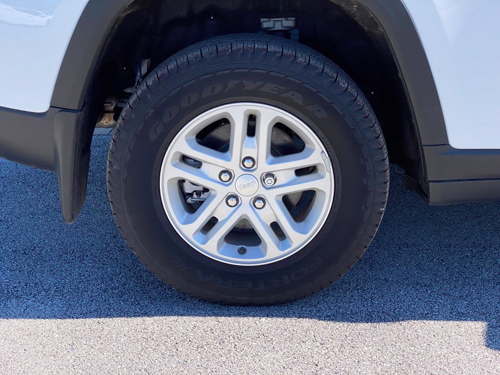 Used 2025 Jeep Grand Cherokee Laredo w/ MOPAR Finishing Package RWD image 9