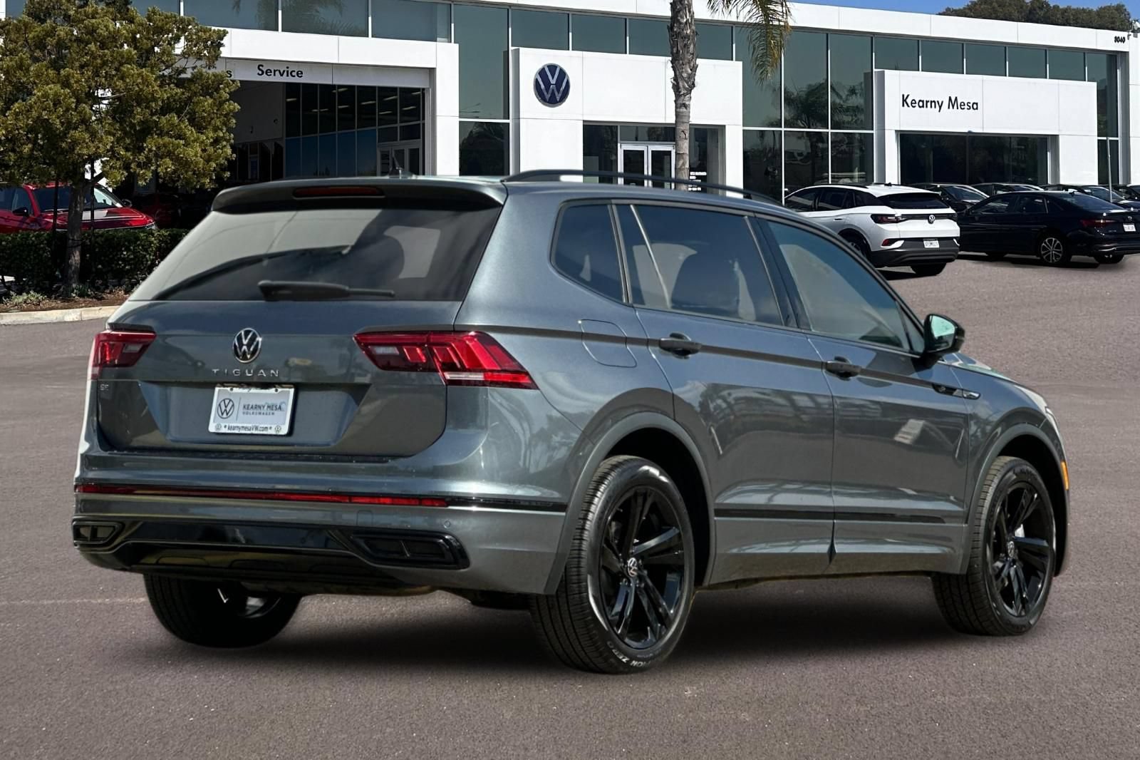 Used 2023 Volkswagen Tiguan SE R-Line FWD image 4