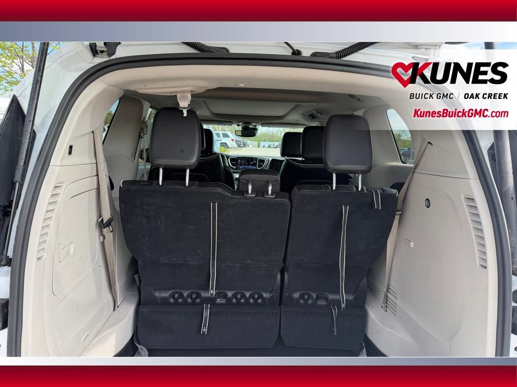 Used 2023 Chrysler Pacifica Limited FWD image 6