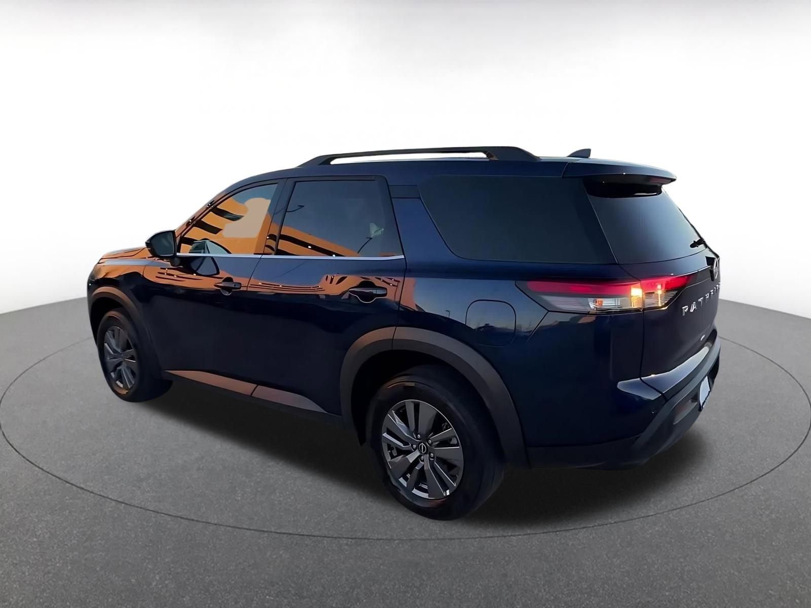 Used 2025 Nissan Pathfinder SV image 10