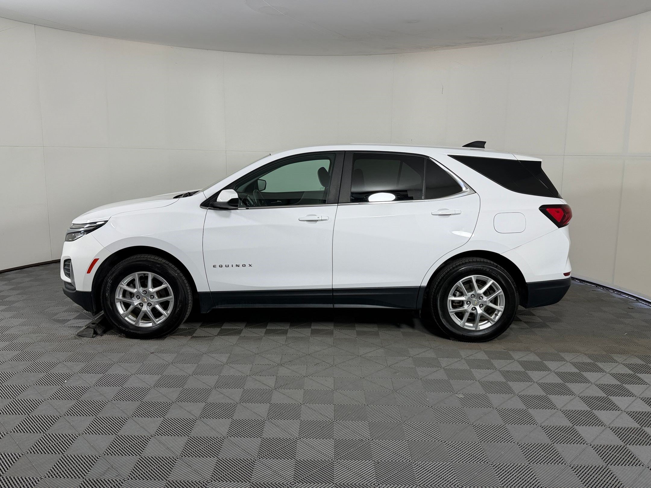 Used 2022 Chevrolet Equinox LT AWD/4WD image 2