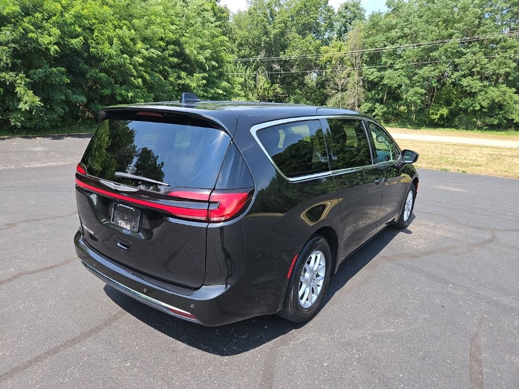 Used 2024 Chrysler Pacifica Touring-L FWD image 7