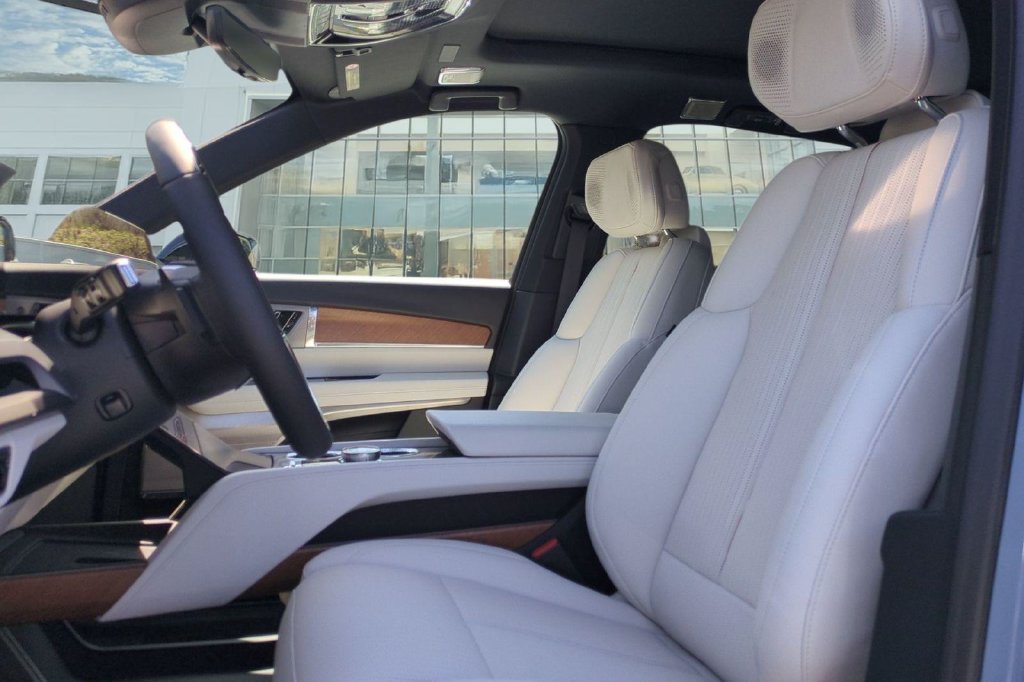 New 2027 Cadillac Vistiq Luxury w/ LPO, Floor Liner Package AWD/4WD image 11