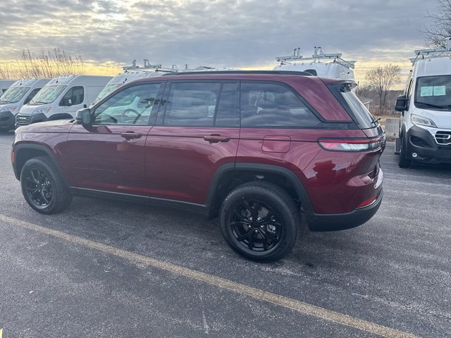 New 2025 Jeep Grand Cherokee Altitude w/ Trailer Tow Package AWD/4WD image 3