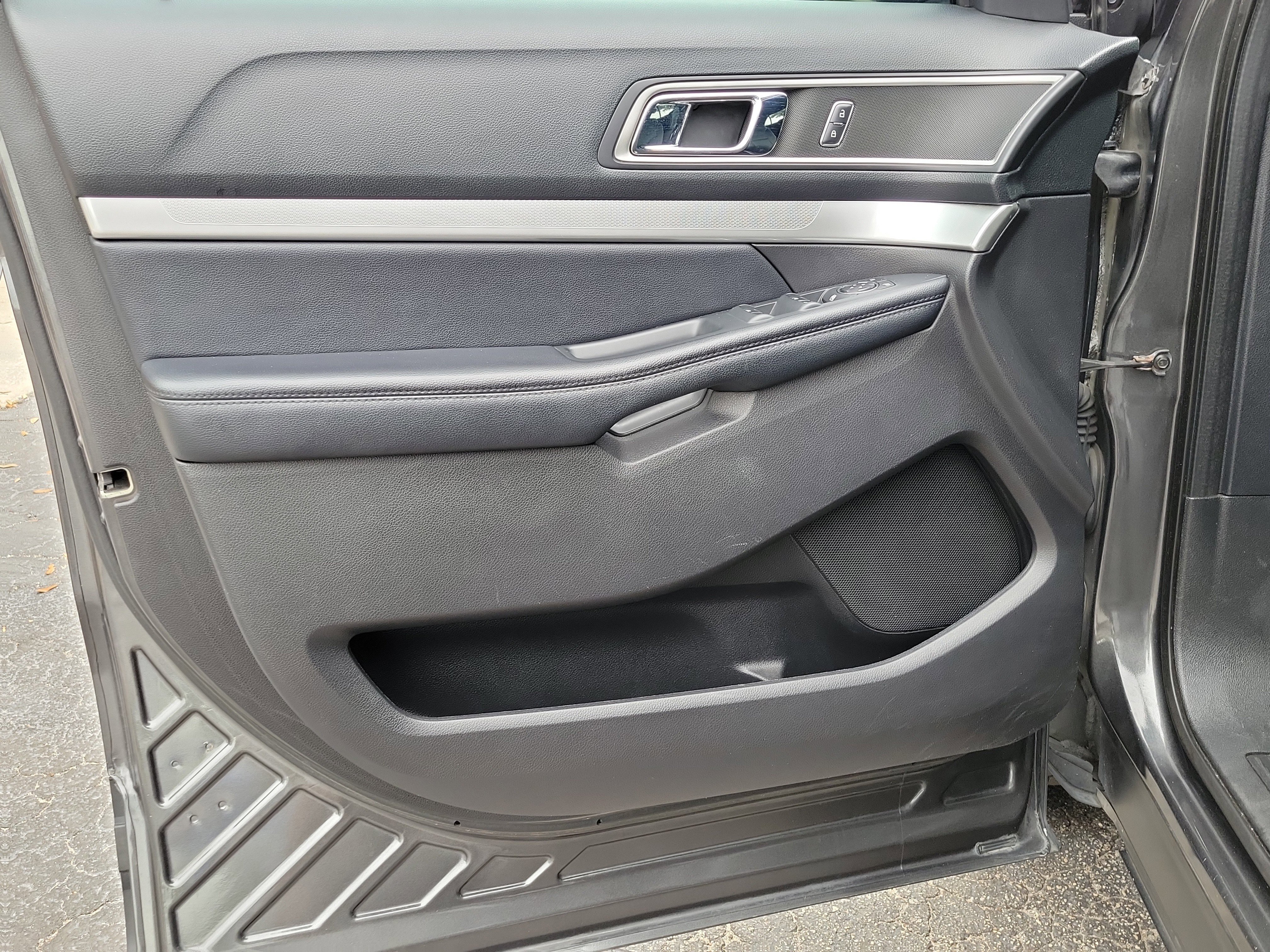 Used 2017 Ford Explorer XLT w/ Equipment Group 202A FWD image 17