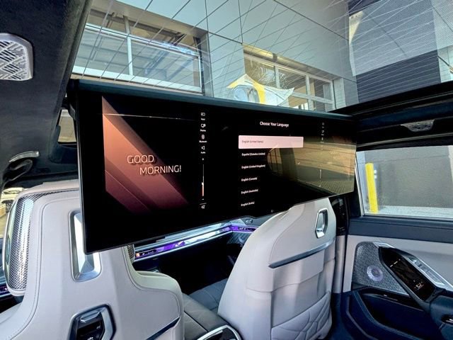 Used 2025 BMW 760i xDrive w/ Executive Package image 41
