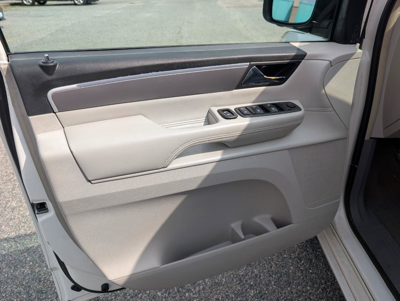 Used 2010 Volkswagen Routan SEL FWD image 17