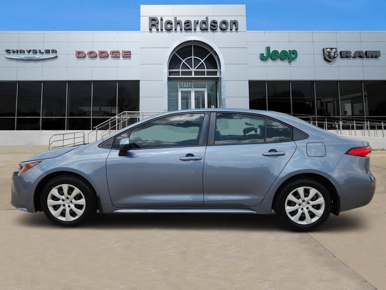 Used 2022 Toyota Corolla LE FWD image 3