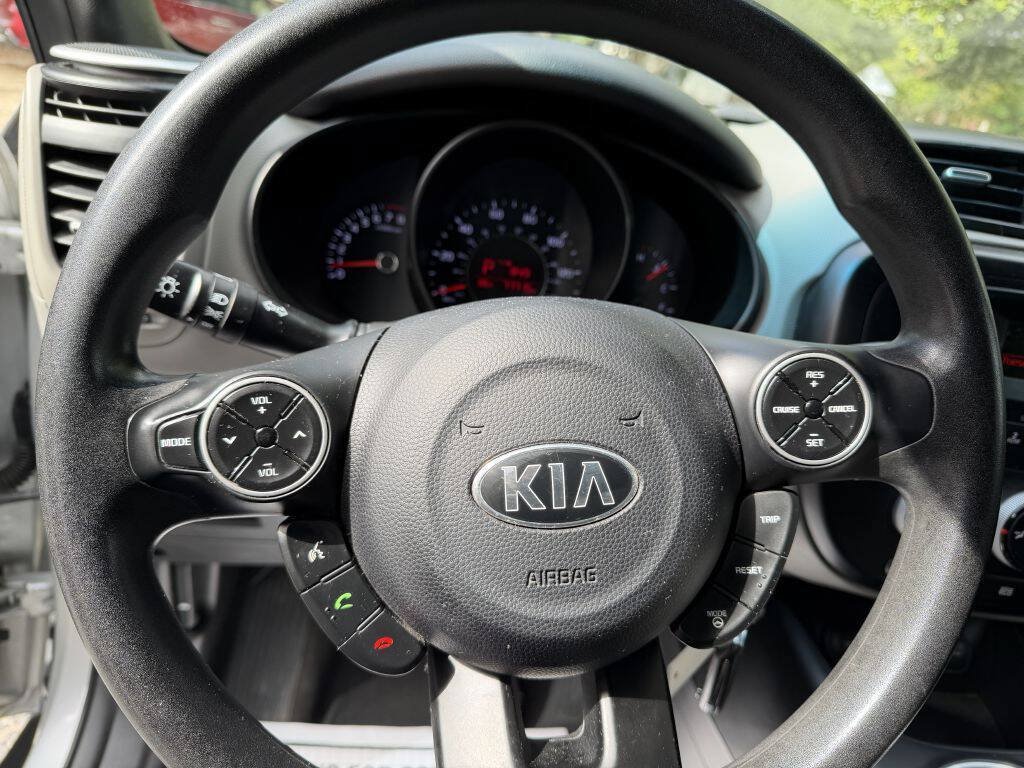 Used 2015 Kia Soul FWD image 12
