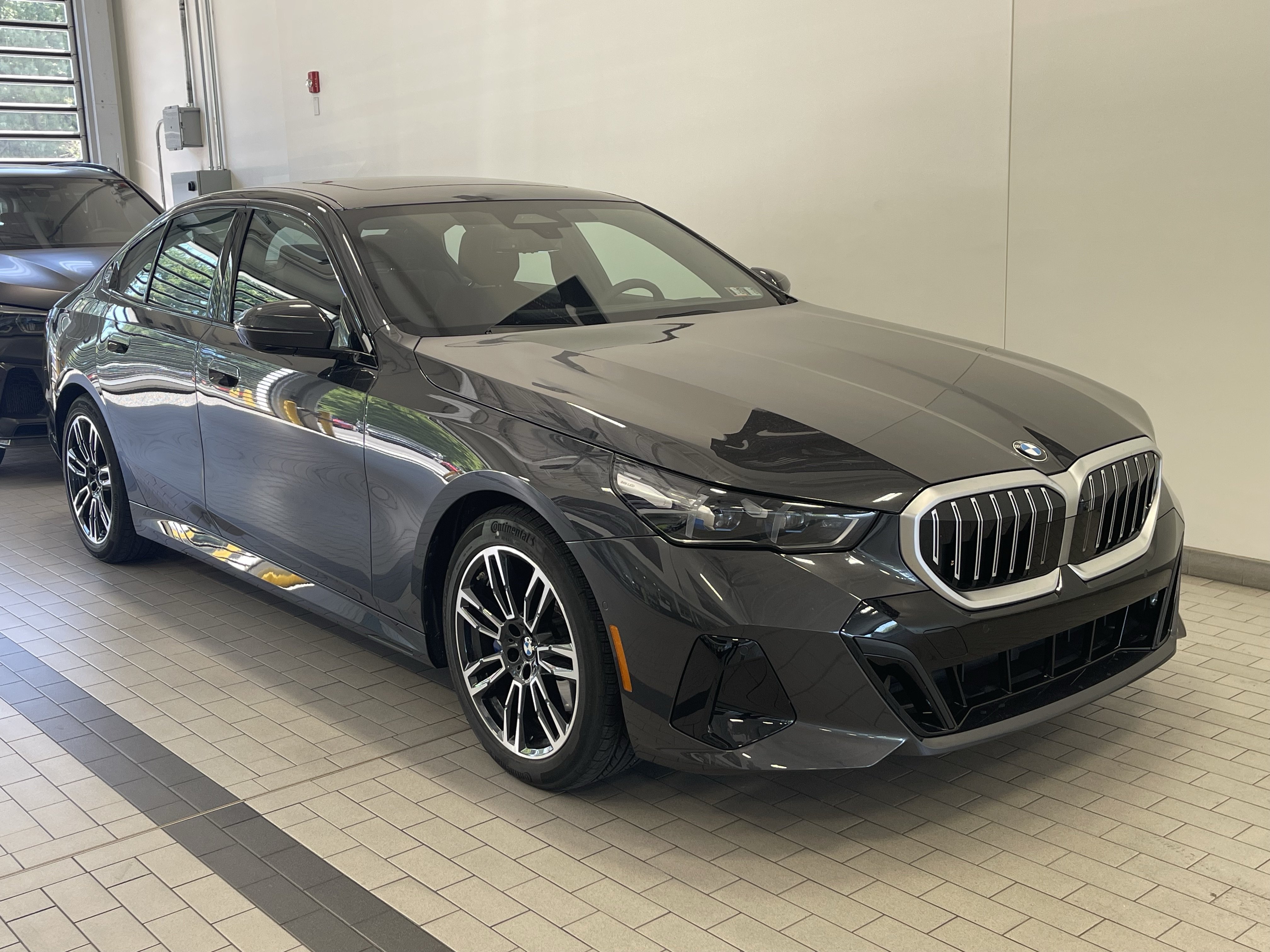 Used 2026 BMW 530i xDrive w/ M Sport Package AWD/4WD image 2