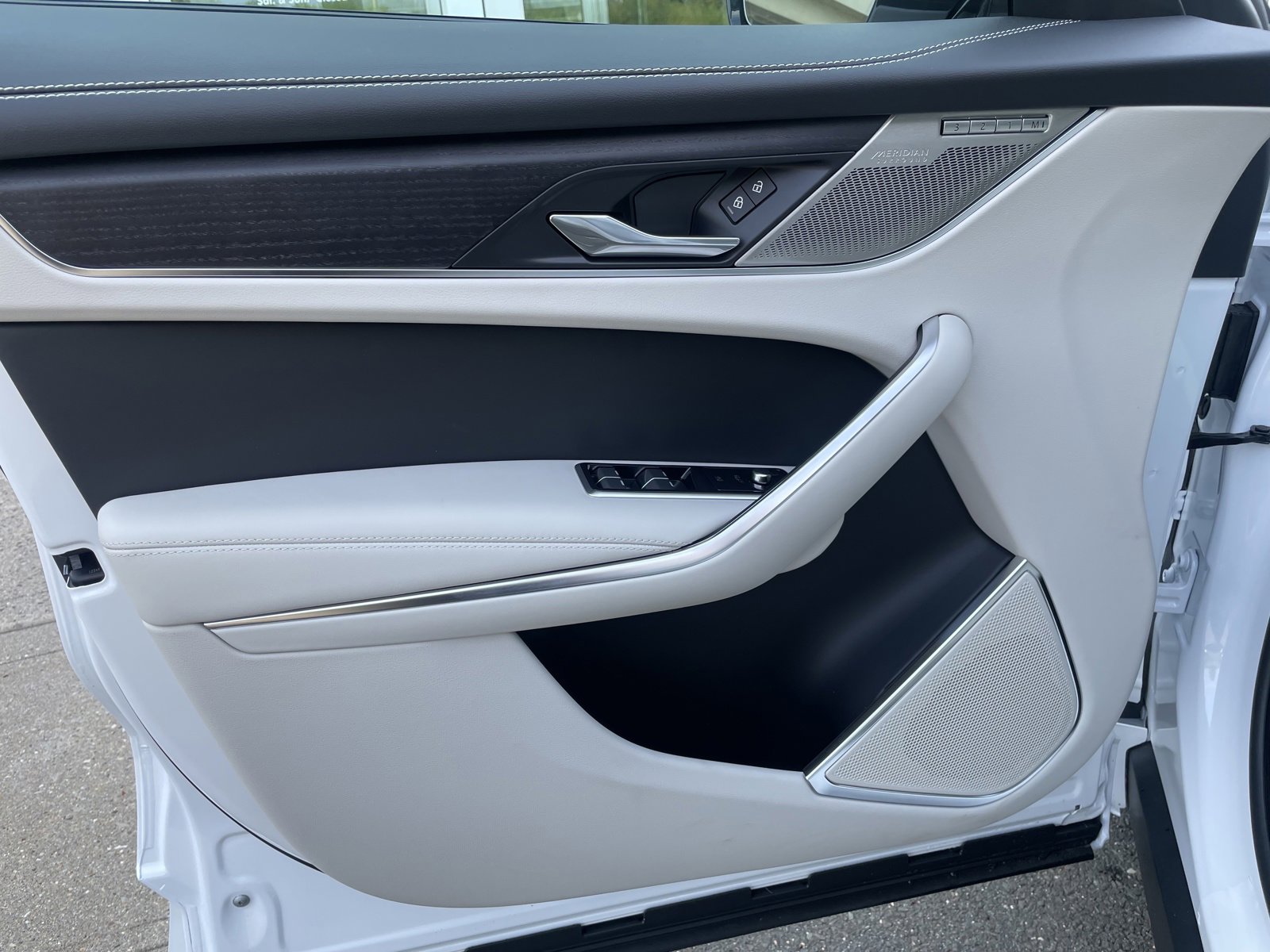 New 2025 Jaguar F-PACE R-Dynamic S image 11