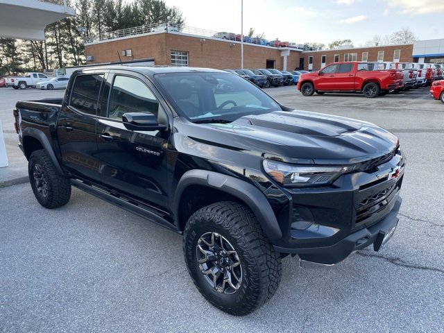 Used 2024 Chevrolet Colorado ZR2 w/ ZR2 Convenience Package III image 3