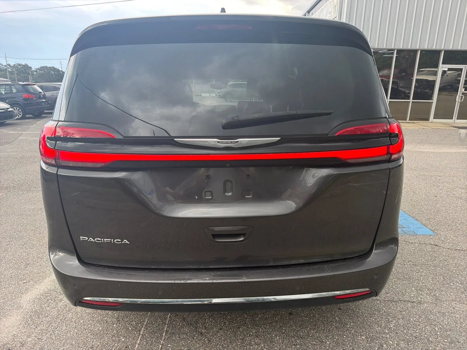 Used 2023 Chrysler Pacifica Touring-L FWD image 9