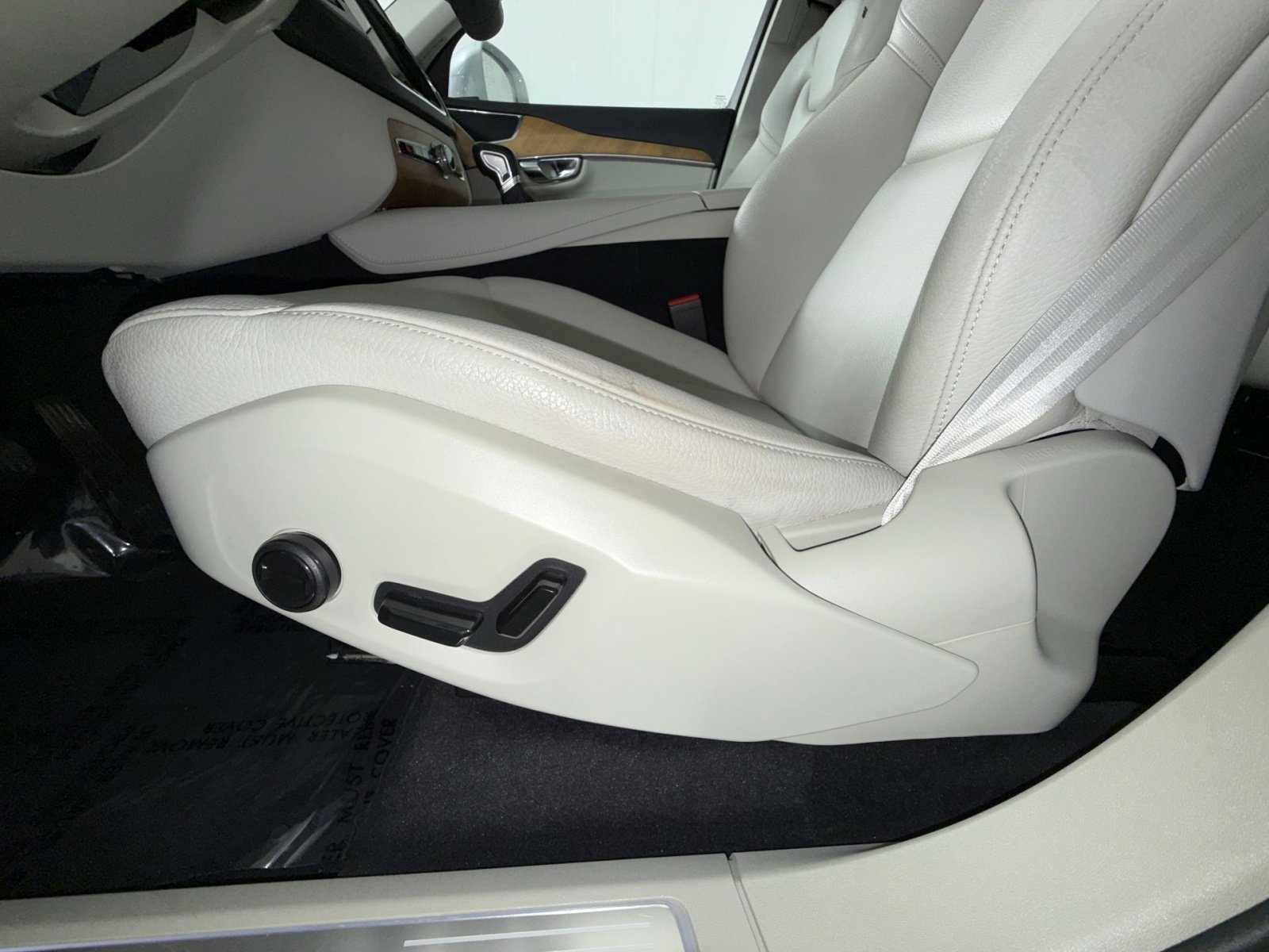 Used 2022 Volvo XC90 T6 Momentum w/ Advanced Package AWD/4WD image 14