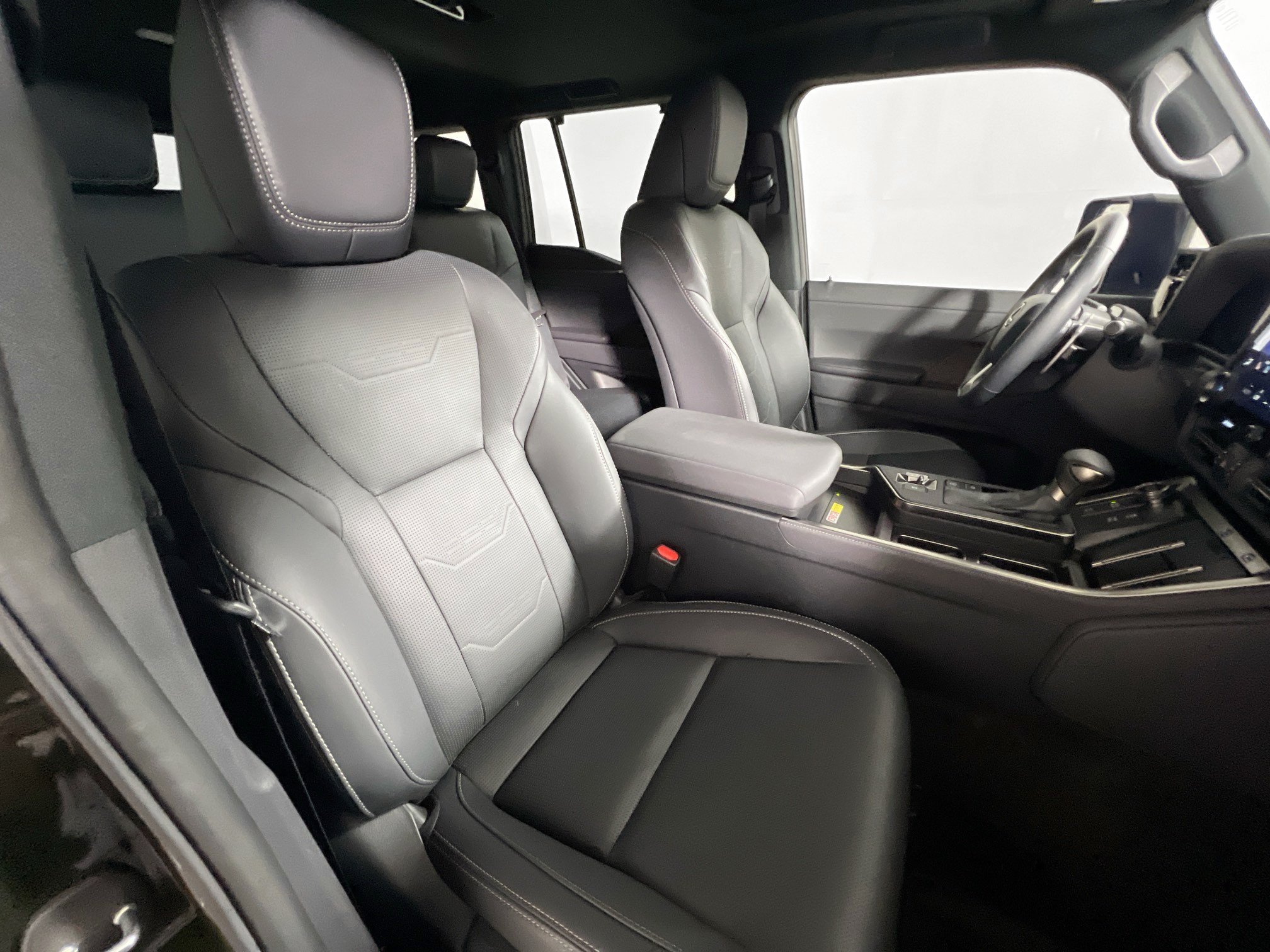 Used 2024 Lexus GX 550 w/ Accessory Package (2T) AWD/4WD image 31