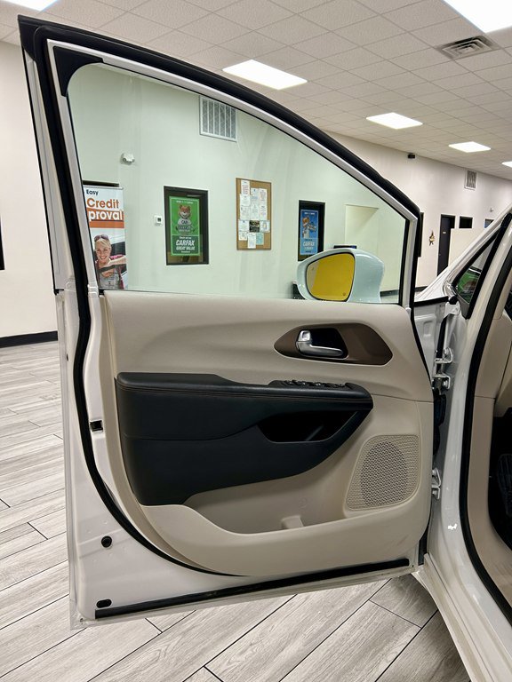 Used 2017 Chrysler Pacifica Touring-L w/ Tire & Wheel Group image 15