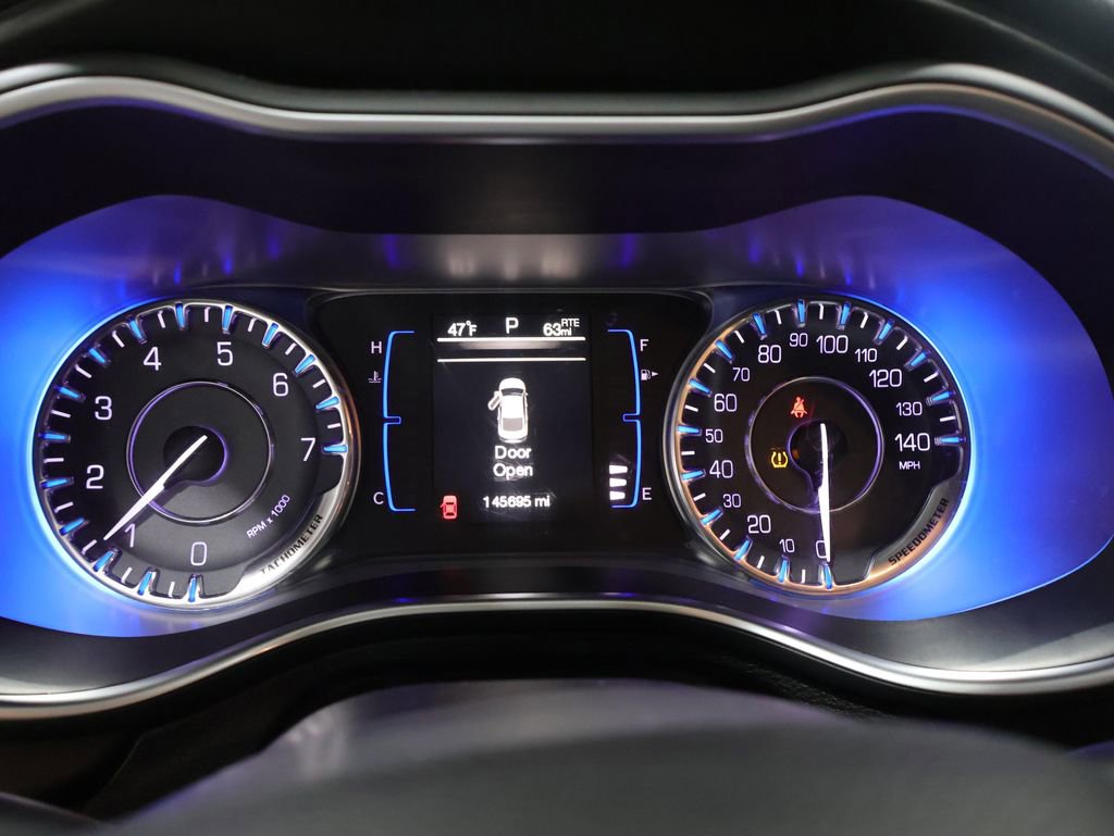 Used 2015 Chrysler 200 Limited w/ Convenience Group image 2