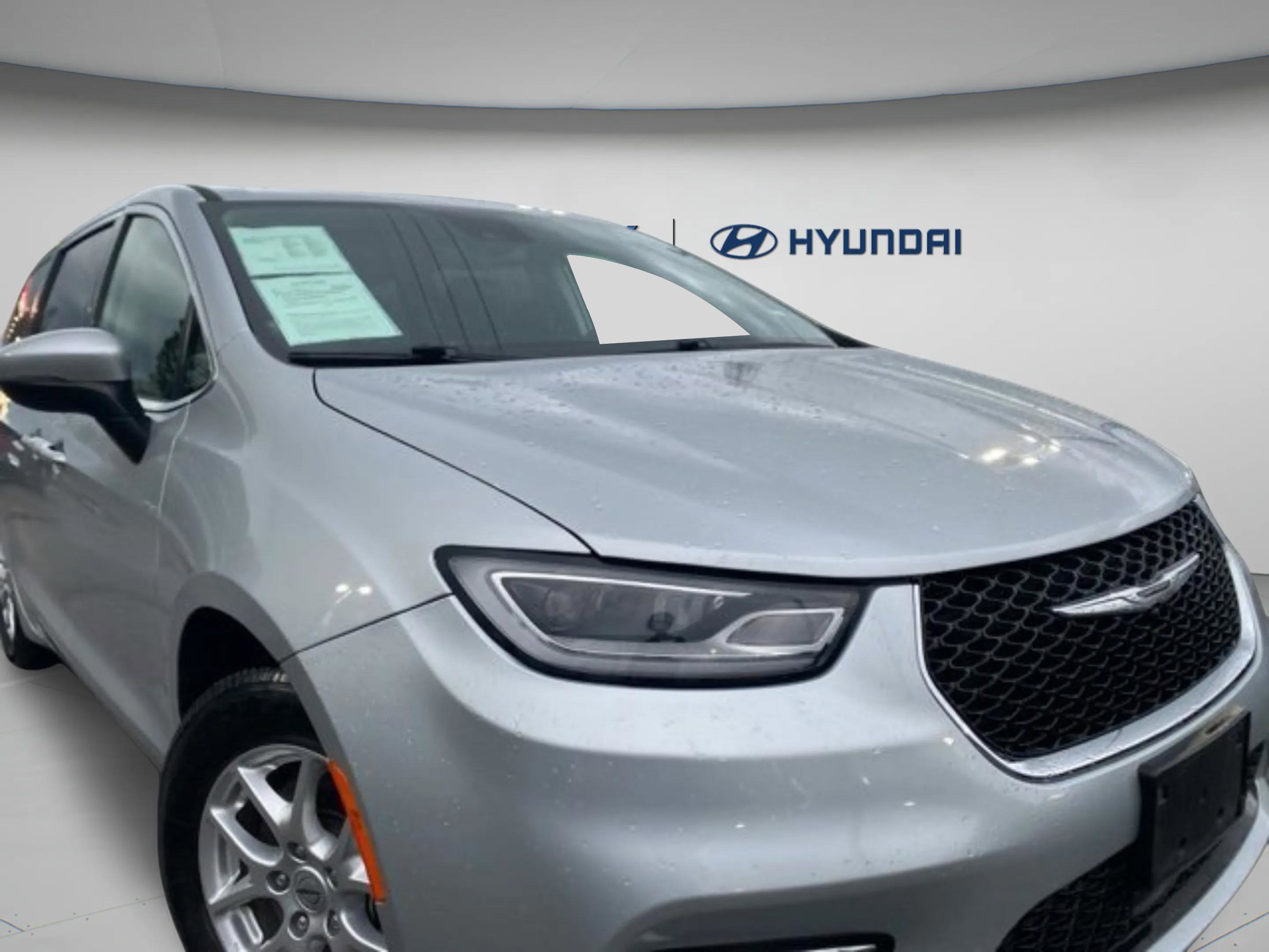 Used 2023 Chrysler Pacifica Touring-L image 2