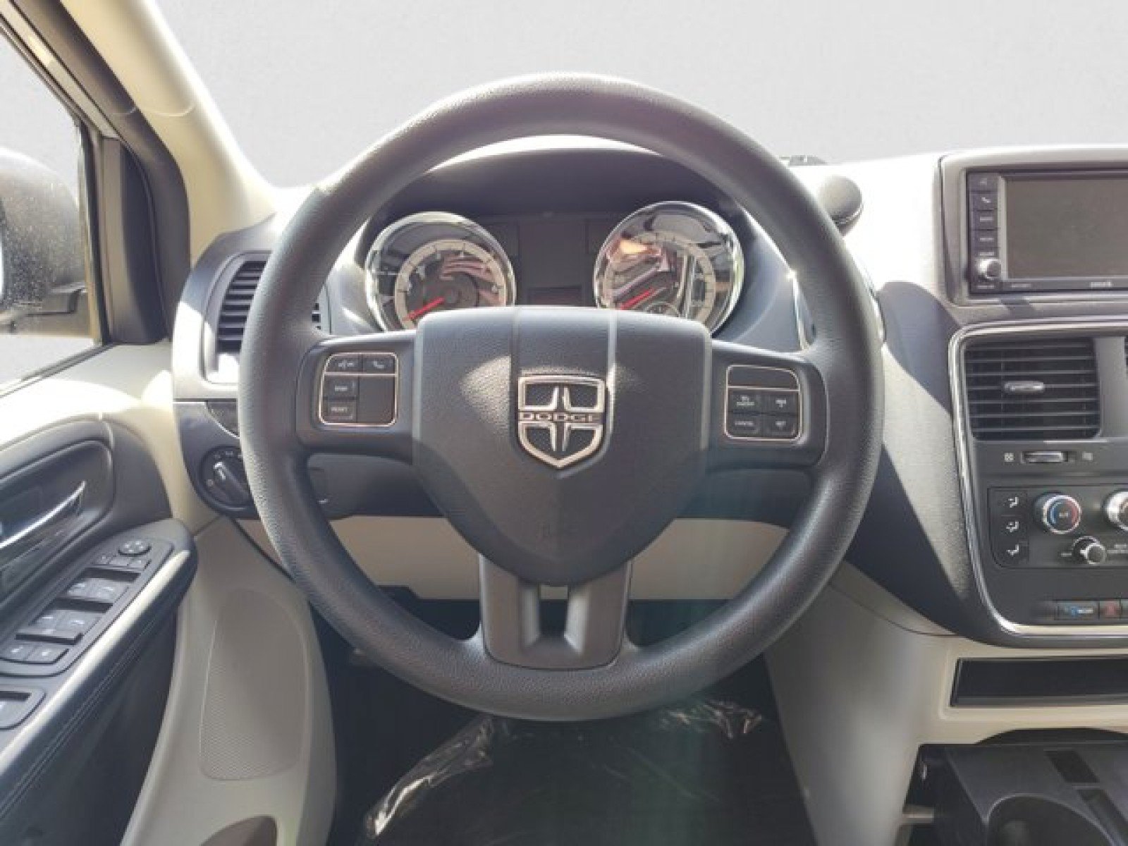 Used 2018 Dodge Grand Caravan SE w/ UConnect Hands-Free Group FWD image 12