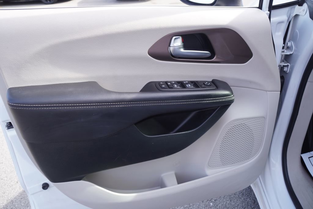 Used 2023 Chrysler Voyager LX image 18