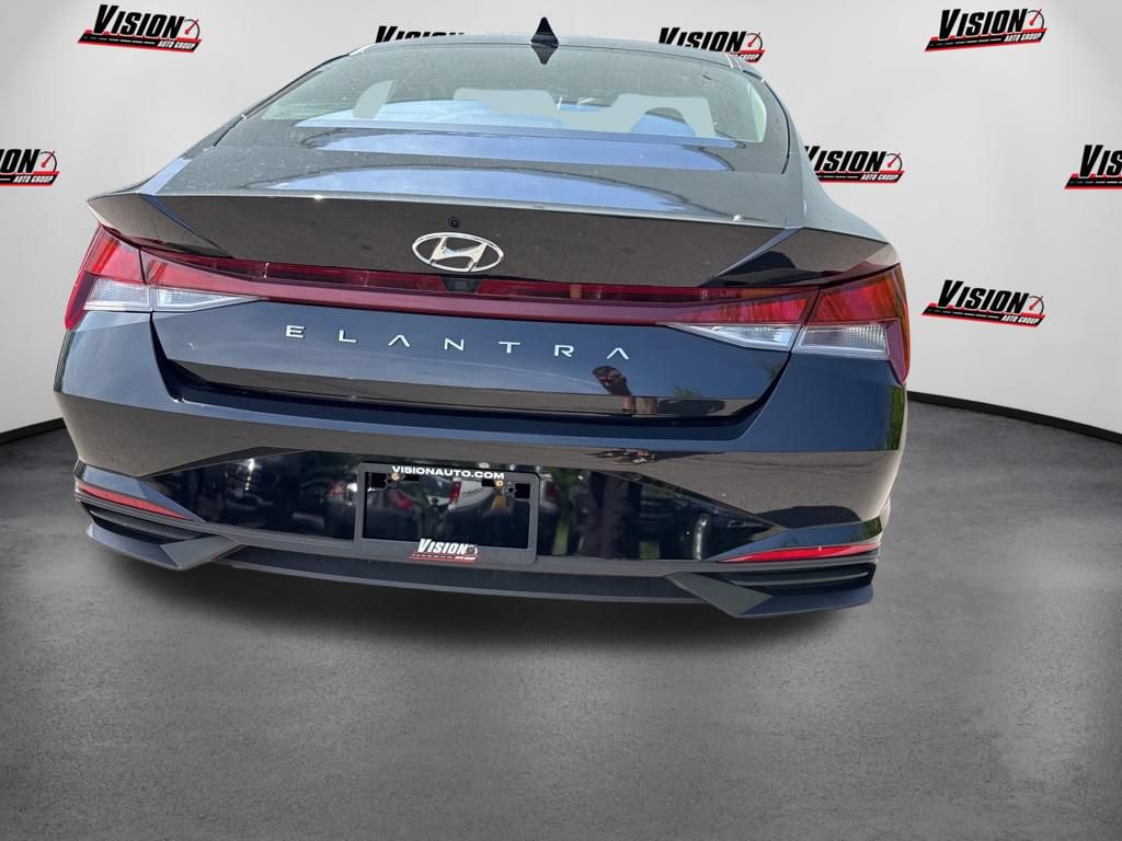 Used 2023 Hyundai Elantra SEL w/ Preferred Accessory Package FWD image 6