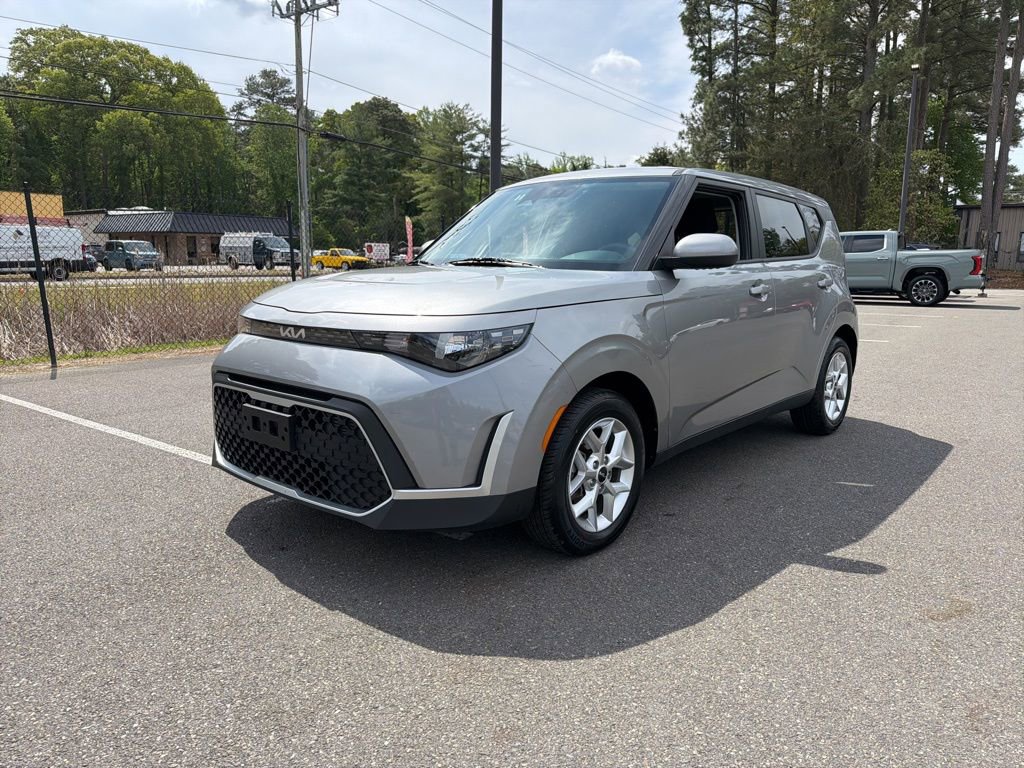 Used 2025 Kia Soul LX w/ LX Technology Package FWD image 2
