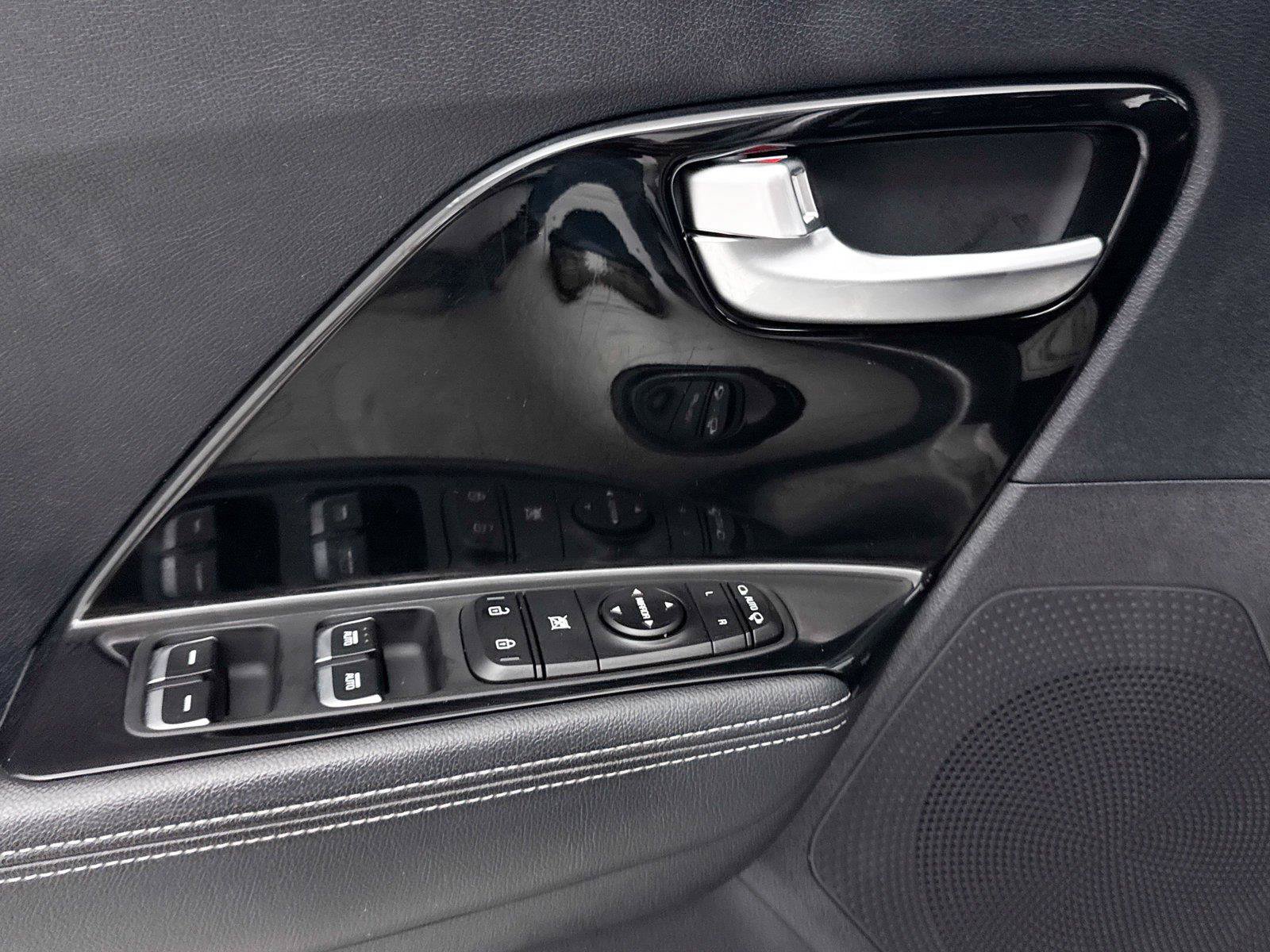 Used 2020 Kia Niro EX FWD image 25