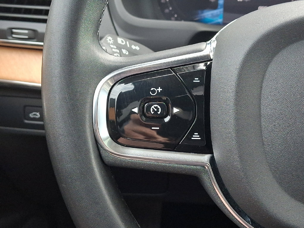 Used 2023 Volvo XC90 B6 Core AWD/4WD image 28