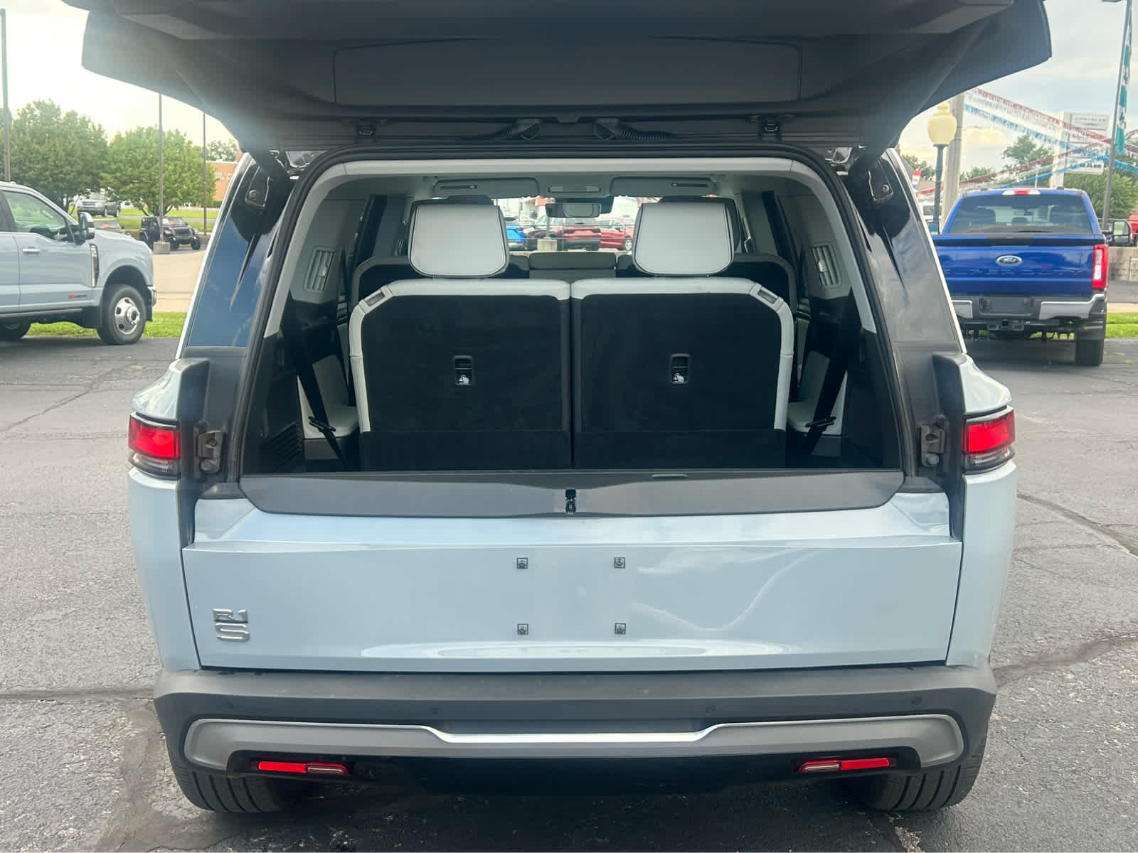 Used 2026 Rivian R1S Adventure AWD/4WD image 8