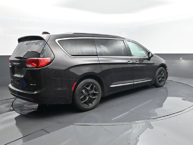 Used 2018 Chrysler Pacifica Limited FWD image 28