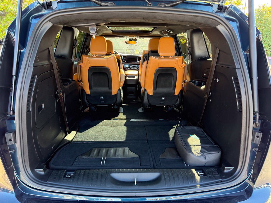 Used 2023 Chrysler Pacifica Pinnacle FWD image 10