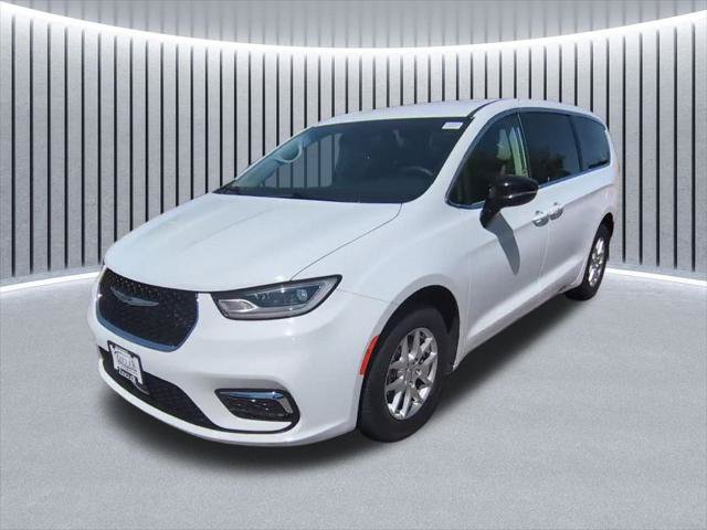 Certified 2024 Chrysler Pacifica Touring-L FWD image 4