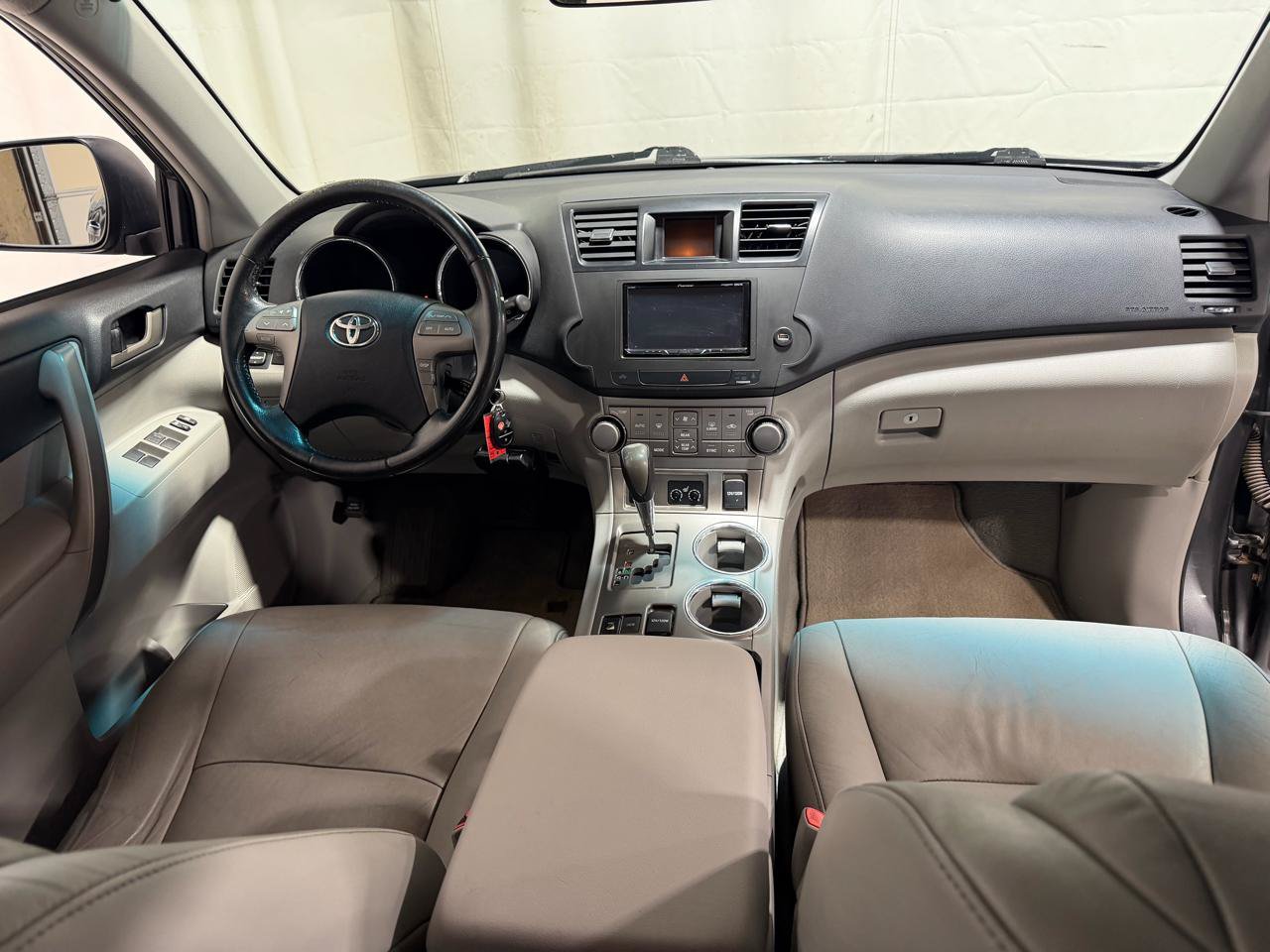 Used 2010 Toyota Highlander SE AWD/4WD image 17
