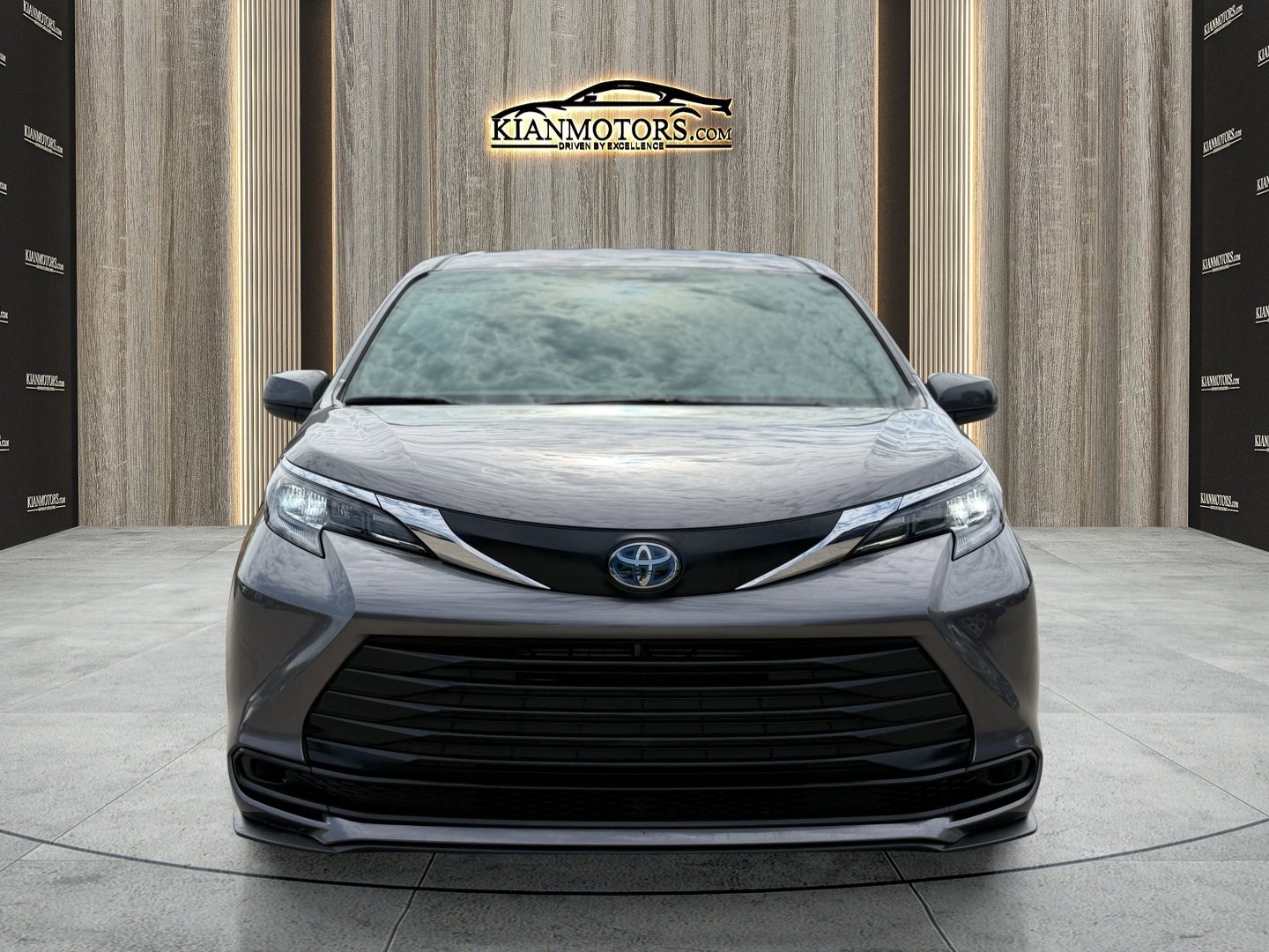 Used 2024 Toyota Sienna LE image 2