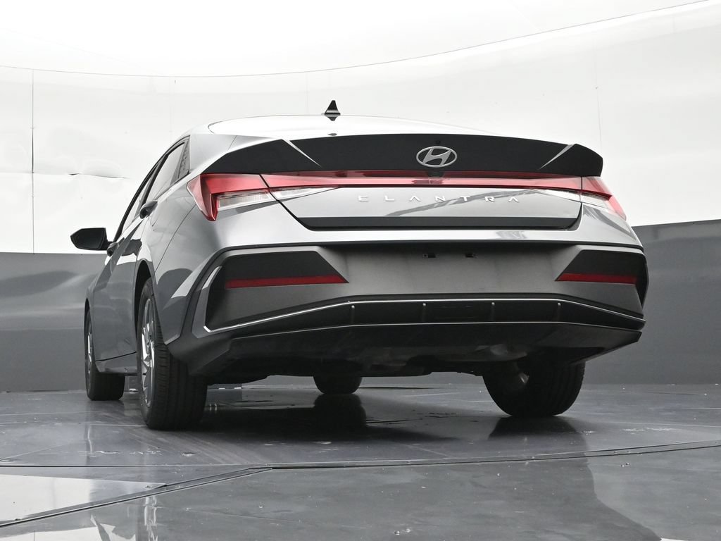 Used 2024 Hyundai Elantra SEL FWD image 25