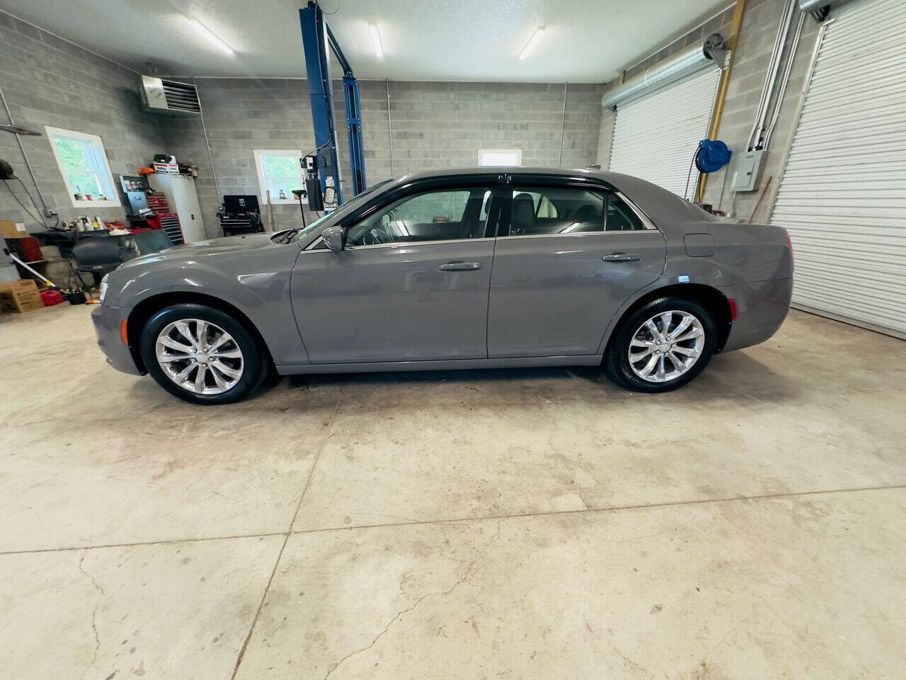 Used 2018 Chrysler 300 Touring L AWD/4WD image 3