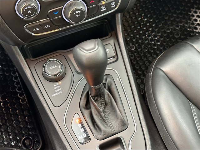 Used 2020 Jeep Cherokee Latitude Plus w/ Cold Weather Group image 14