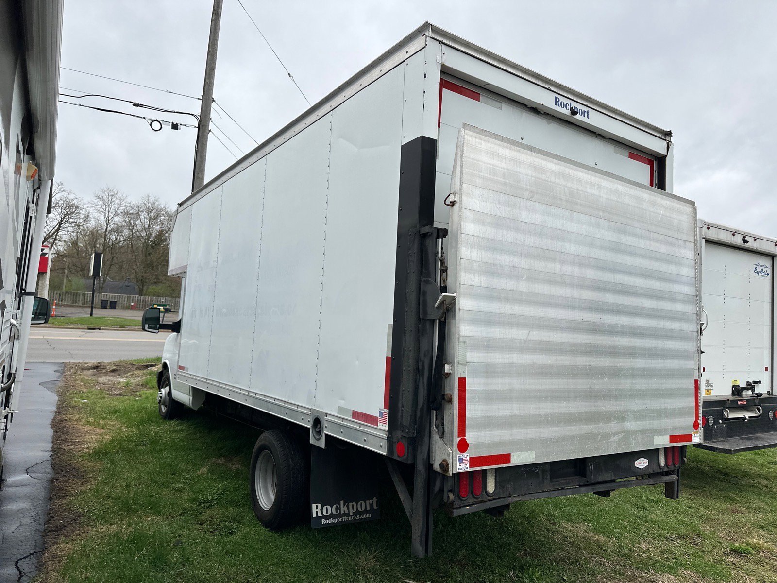 Used 2018 Chevrolet Express 4500 Extended w/ Driver Convenience Package RWD image 4