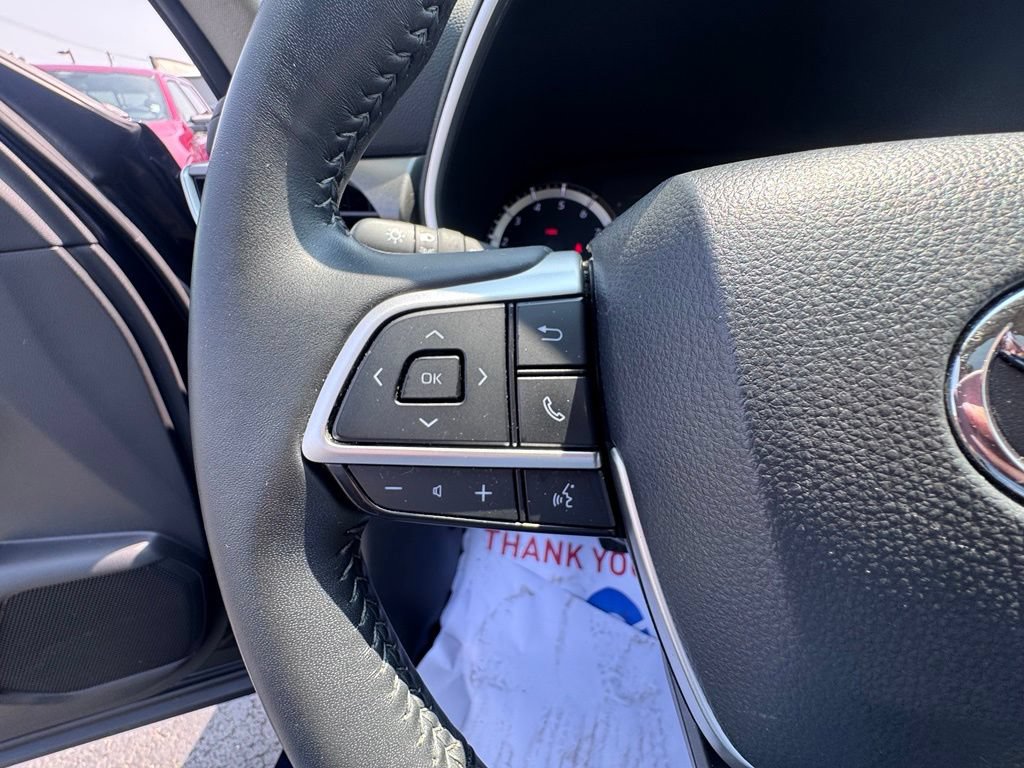 Used 2024 Toyota Highlander XLE AWD/4WD image 16