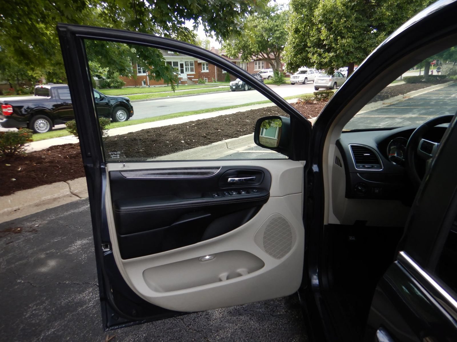 Used 2014 Chrysler Town & Country Touring FWD image 9