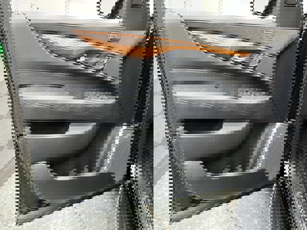 Used 2019 Cadillac Escalade ESV Premium Luxury image 9