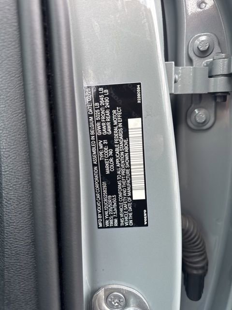 Certified 2025 Volvo XC40 B5 Plus AWD/4WD image 28