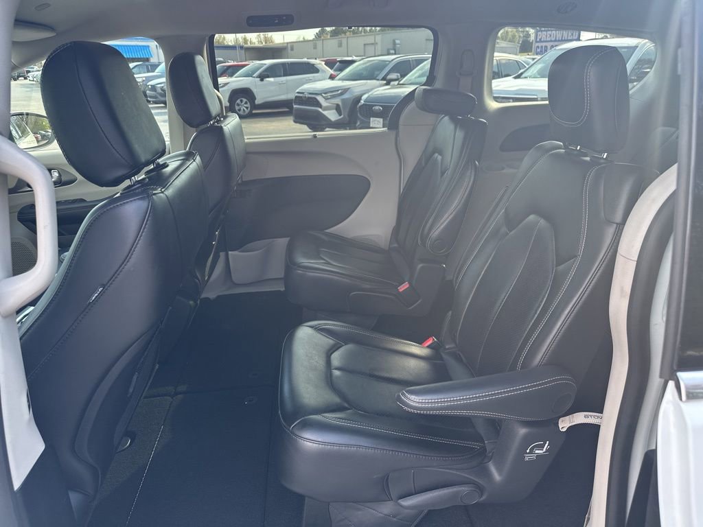 Used 2023 Chrysler Pacifica Touring-L FWD image 12