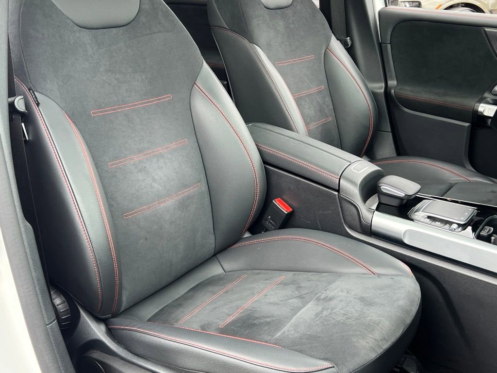 Used 2022 Mercedes-Benz EQB 300 4MATIC image 34